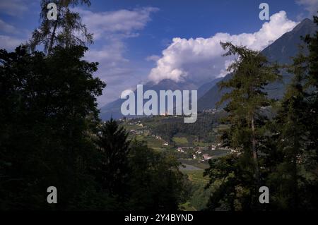 Blick auf Johanneum, Studentengefangener, Dorf Tyrol, Tirol, Südtirol, autonome Provinz Bozen, Italien, Europa Stockfoto