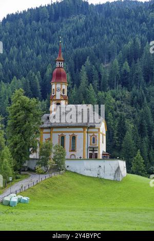 Barocke römisch-katholische Pfarrkirche St. Nikolaus, ein denkmalgeschütztes Gebäude, Obernberg am Brenner, Tirol, Österreich, Europa Stockfoto