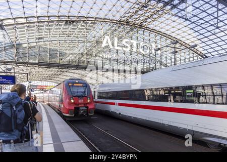 Hauptbahnhof mit Bahnsteighalle mit Glasdachkonstruktion, ICE und Regionalzug, Berlin, Deutschland, Europa Stockfoto