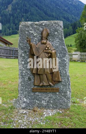 Nikolaifigur, Friedhof der barocken römisch-katholischen Pfarrkirche St. Nikolaus, Friedhof und Kirche unter Denkmalschutz, Alpenland Stockfoto