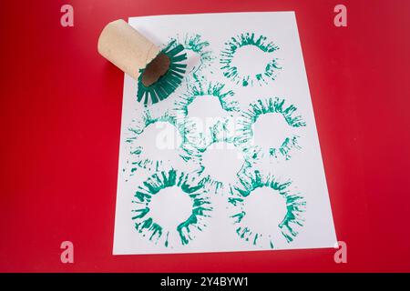 Feuerwerk, schneiden Sie den Boden der Rolle in kleine Streifen. Weihnachtskarten, dekorative Stempel, originelles Geschenkpapier, grüne Kreismuster, Stockfoto