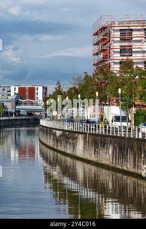 Anderlecht, Hauptstadt Brüssel, Belgien, 13. September 2024 - der Kanal und die U-Bahn-Station Delacroix mit regnerischen Wolken Stockfoto