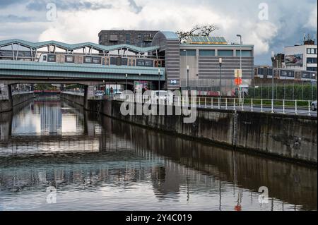 Anderlecht, Hauptstadt Brüssel, Belgien, 13. September 2024 - der Kanal und die U-Bahn-Station Delacroix mit regnerischen Wolken Stockfoto