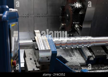 Schneckenfertigung auf einer CNC-Dreh- und Fräsmaschine mit Schrägbett. Selektiver Fokus. Stockfoto