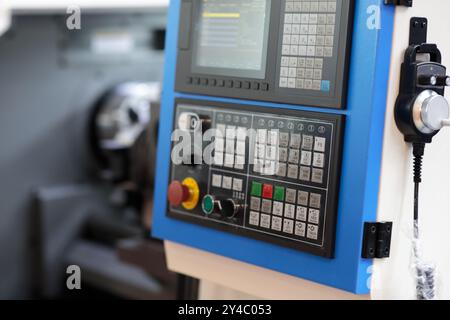 CNC-Steuertafel für industrielle Metallbearbeitung Drehmaschinen. Selektiver Fokus. Stockfoto