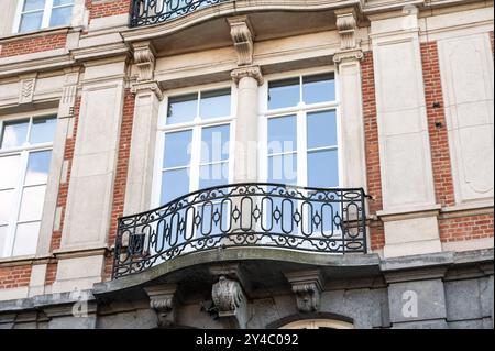 Etterbeek, Brüssel, Belgien, 14. SEP 2024 - Details der Balkone des Wohnblocks Stockfoto