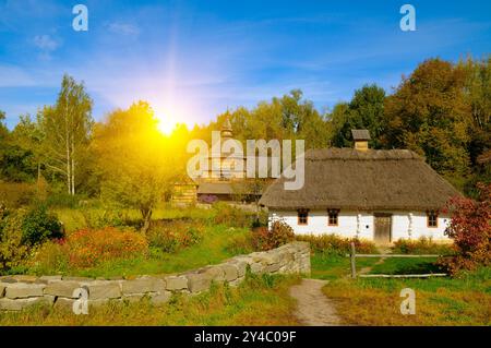 Malerische Herbstlandschaft im ethnographischen Freilichtmuseum. Pirogowo Ukraine Stockfoto