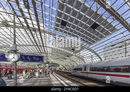 Hauptbahnhof mit Bahnsteighalle mit Glasdachkonstruktion mit integrierter Photovoltaikanlage, ICE, Berlin, Deutschland, Europa Stockfoto