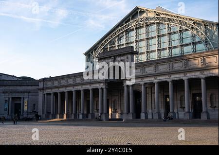 Etterbeek, Brüssel, Belgien, 14. September 2024 - Museum der Königlichen Armee an der Cinquantenaire-Esplanade Stockfoto