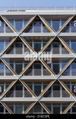 Fassade mit Wabenstruktur, Bürogebäude The Cradle, innovatives Holz-Hybridgebäude von HPP Architekten, nachhaltiges Bauen, Duesseld Stockfoto