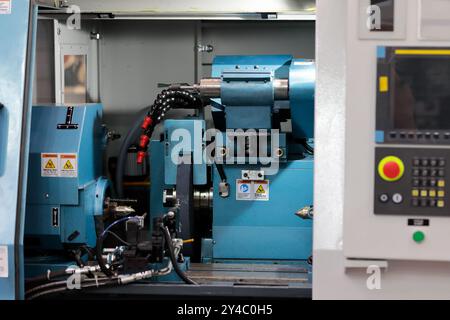 Industrielle zylindrische CNC-Metallschleifmaschine. Selektiver Fokus. Stockfoto