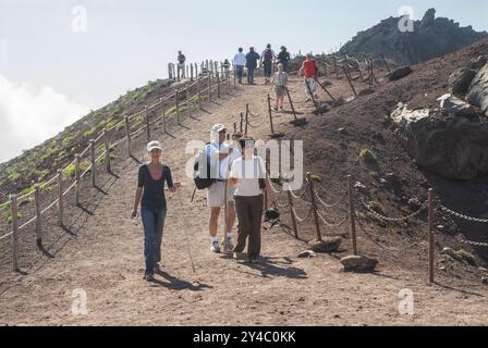 Touristen auf einem Pfad entlang des Kraterrandes, Vesuv, in der Nähe von Neapel, Parco Nazionale del Vesuvio, Kampanien, Italien, Europa Stockfoto