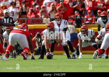 Kansas City, MO, USA. September 2024. Cincinnati Bengals Quarterback Joe Burrow (9) wartet auf den Sprung von Cincinnati Bengals Center Ted Karras (64) während eines Spiels gegen die Kansas City Chiefs im GEHA Field im Arrowhead Stadium in Kansas City, MO. David Smith/CSM/Alamy Live News Stockfoto