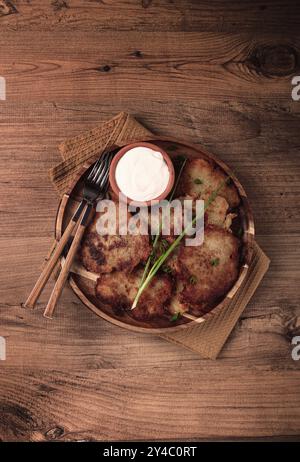 Kartoffelpfannkuchen, Pfannkuchen mit Sauerrahm, weißrussisches Gericht, hausgemacht, keine Leute Stockfoto