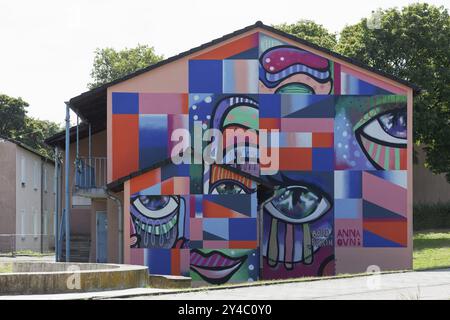 Wohngebäude mit Wandgemälde von der Straßenkünstlerin Anna Tarantiel & Bona Berlin, Fassade komplett bemalt, 40 Grad Urban Art Festival, Düsseldorf, Nein Stockfoto