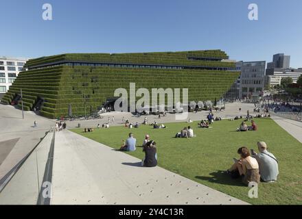 Ingenhovental mit Liegewiese vor Koe-Bogen II, Fassade mit 30, 000 Hainbuchten bepflanzt, ökologische Architektur zur Verbesserung des Klimas Stockfoto