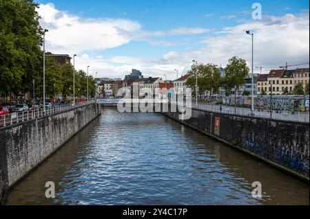 Molenbeek, Hauptstadt Brüssel, Belgien, 13. SEP 2024 - Reflexionen des Stadtgebäudes an der Uferpromenade des Scheldt-Kanals Stockfoto