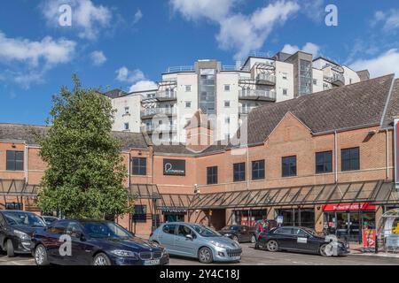 Appartementblock in der Woolmonger Straße mit Blick von einem Parkplatz im Stadtzentrum mit blauem Himmel dahinter, Northampton, England, Großbritannien. Stockfoto