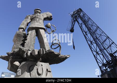 Hans-Albers-Statue, Bronzeskulptur des Bildhauers Jörg Immendorf und alter Hafenkran, Medienhafen Düsseldorf, Nordrhein-Westfalen Stockfoto