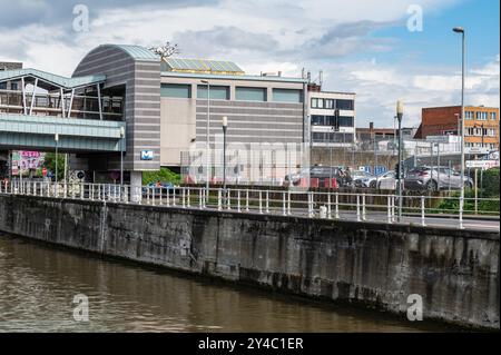 Anderlecht, Hauptstadt Brüssel, Belgien, 13. September 2024 - der Kanal und die U-Bahn-Station Delacroix mit regnerischen Wolken Stockfoto