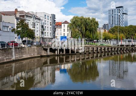 Molenbeek, Hauptstadt Brüssel, Belgien, 13. SEP 2024 - Reflexionen des Stadtgebäudes an der Uferpromenade des Scheldt-Kanals Stockfoto