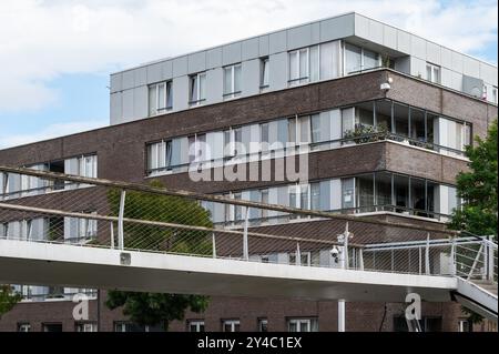 Anderlecht, Hauptstadt Brüssel, Belgien, 13. SEP 2024 - Kanal- und Industrietätigkeit an den Ufern mit regnerischen Wolken Stockfoto