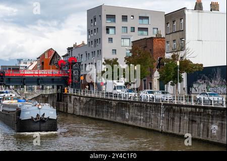 Anderlecht, Hauptstadt Brüssel, Belgien, 13. SEP 2024 - Kanal- und Industrietätigkeit an den Ufern mit regnerischen Wolken Stockfoto