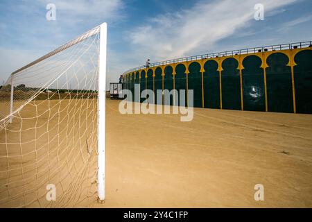 Eine tragbare Stierkampfarena auf einem Fußballfeld in Aznalcazar, Sevilla, Spanien. Die einzigartige Kombination aus Sport und Kultur in einem Outdoor-Set Stockfoto