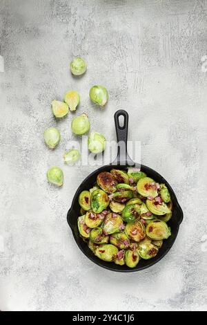 Gebratene rosenkohl, mit Speck, vegetarisches Essen, hausgemacht, keine Leute Stockfoto