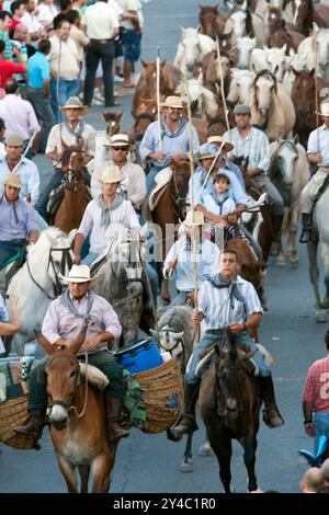 Almonte, Spanien, 26. Juni 2009, Yegüerizos versammeln sich, um Wildstuten und Hengste während der traditionellen Saca de las Yegua vom Marschland Doñana nach Almonte zu führen Stockfoto