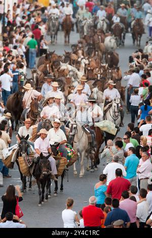 Almonte, Spanien, 26. Juni 2009, treffen sich Reiter und Zuschauer in Almonte, während während der jährlichen Saca de las YE wilde Stuten aus den Mooren von Doñana getrieben werden Stockfoto