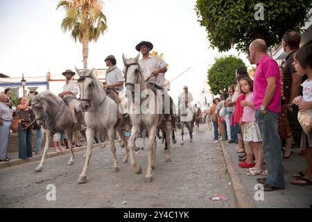 Almonte, Spanien, 26. Juni 2009, jeden 26. Juni führen die Reiter Wildstuten und Hengste während der traditionellen Saca de las YE vom Marschland Doñana nach Almonte Stockfoto