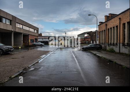 Vorst, Hauptstadt Brüssel, Belgien, 13. September 2024 - die Rue des anciens étangs, mit einer nassen, glänzenden Oberfläche Stockfoto