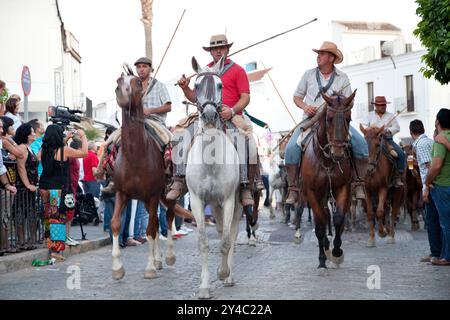 Almonte, Spanien, 26. Juni 2009, jeden 26. Juni versammeln sich Cowboys, um wilde Stuten vom Marschland Doñana nach Almonte zu führen, um eine Tradition zu feiern, die auf die Vergangenheit zurückgeht Stockfoto