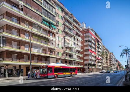 Sevilla, Spanien, 17. Juli 2009, Sevilla, Spanien, am 17. Juli 2009 verkehren Busse entlang der Avenida de la Republica Argentina und zeigen das urbane Leben in Los Rem Stockfoto