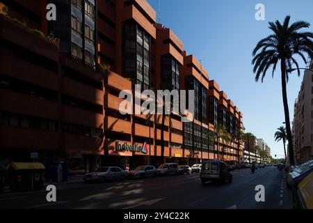 Sevilla, Spanien, 17. Juli 2009, Sevilla, Spanien, 17. Juli 2009, Ein modernes Gebäude auf der Avenida de la Republica Argentina, eingerahmt von Palmen in Sev Stockfoto