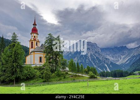 Barocke römisch-katholische Pfarrkirche St. Nikolaus, denkmalgeschütztes Gebäude, Berge der Stubaier Alpen, Obernberg am Brenner, Tirol, Österreich, Europa Stockfoto