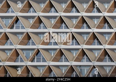 Fassade mit Wabenstruktur, Bürogebäude The Cradle von HPP Architekten, innovativer Holzhybridbau, nachhaltiges Bauen, Duesseld Stockfoto