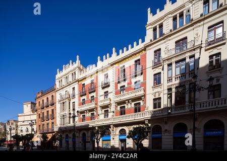 Sevilla, Spanien, September 30 2009, das atemberaubende Gebäude Seguros Santa Lucia steht stolz auf der Avenida de la Constitucion in Sevilla und zeigt Anfang des 20. Stockfoto