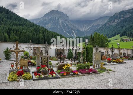 Friedhof der barocken römisch-katholischen Pfarrkirche St. Nikolaus, Friedhof und Kirche unter Denkmalschutz, Alpenlandschaft des Stubai Al Stockfoto