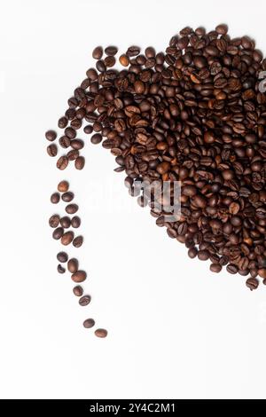 Kaffeebohnen, die in Form einer Tasse auslaufen Stockfoto