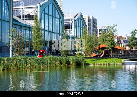 Laeken, Brüssel, Belgien 15. September 2024 - Brunnen und Fußgängerbrücke am Ort der Tour und Taxis Stockfoto