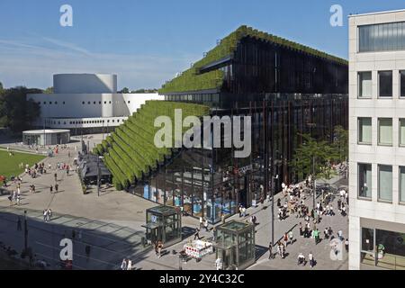 Blick auf den Koe-Bogen II mit grüner Fassade, bepflanzt mit 30, 000 Hainbuchten, ökologische Architektur zur Verbesserung des Klimas, Architekt Christoph Ingenhove Stockfoto