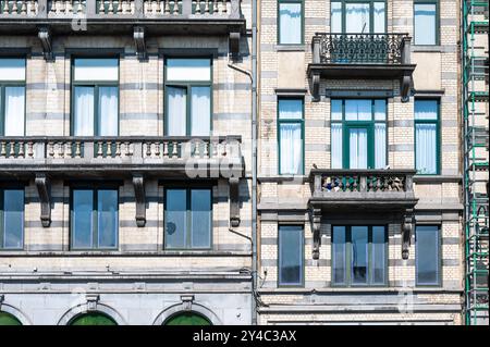 Laeken, Brüssel, Belgien 15. September 2024 - Wohnblocks-Fassaden am Bockstael-Platz Stockfoto