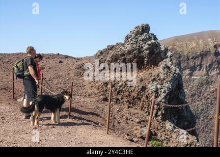 Touristen auf einem Pfad entlang des Kraterrandes, Vesuv, in der Nähe von Neapel, Parco Nazionale del Vesuvio, Kampanien, Italien, Europa Stockfoto