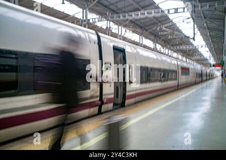 Langzeitaufnahme der Bewegung eines Hochgeschwindigkeitszuges AVE am Bahnhof Maria Zambrano in Malaga, das dynamische Reisen und moderne tr unterstreicht Stockfoto