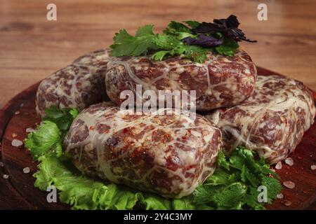 Rohes Apkhazura, ein Gericht der georgischen Küche, Fleischbällchen, Hackfleisch in ein fettes Netz gewickelt, Sedalia, hausgemacht, keine Leute Stockfoto