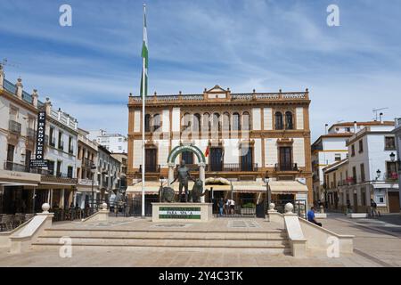 Historisches Gebäude auf einem belebten Platz unter klarem Himmel, Statue des Herkules mit zwei Löwen, Plaza del Socorro, Ronda, Malaga, Andalusien, Spanien, Europa Stockfoto