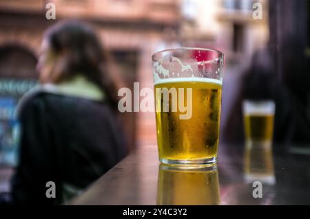 Eine Nahaufnahme eines kalten Bieres, das in einer klassischen Cordoba-Taverne serviert wird. Fängt die Essenz der spanischen Sozialkultur und entspannte Entspannung ein. Stockfoto