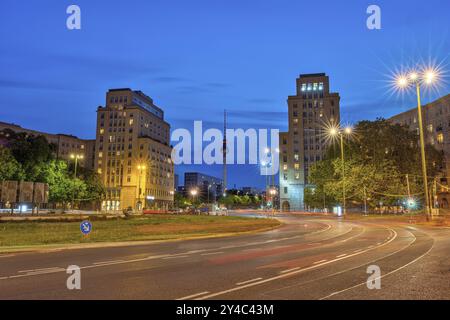 Strausberger Platz in Berlin mit dem Fernsehturm in der Nacht Stockfoto